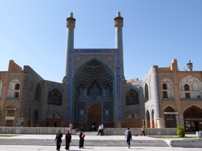 le portique d'entr&eacute;e de 27m de haut est encadr&eacute; de deux minarets de 42m de haut