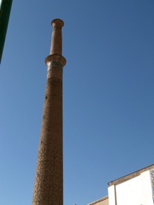 le minaret, haut de 51 m, se trouve au sud de la mosqu&eacute;e