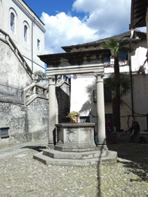 face &agrave; l'entr&eacute;e du monast&egrave;re