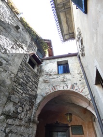 passage entre une maison et le monast&egrave;re