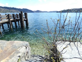 en attendant le ferry pour aller au village d'Orta