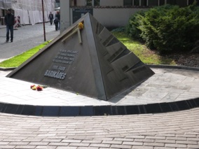 Monument &eacute;rig&eacute; en m&eacute;moire des barricades