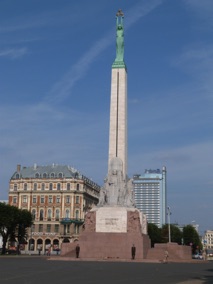 Monument de la Libert&eacute; 
haut de 55 m