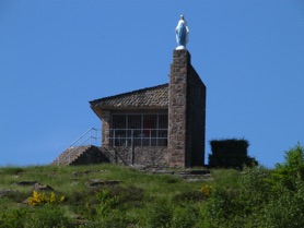 depuis 1880 une chapelle est &eacute;rig&eacute;e &agrave; son fa&icirc;te