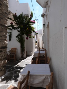 Promenade agr&eacute;able dans les ruelles tranquilles de Naoussa