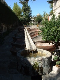 le lavoir aussi utilis&eacute; en baignoires par les religieuses