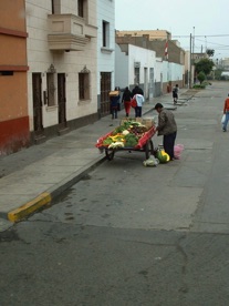 Marchand ambulant de fruits et l&eacute;gumes &agrave; LIMA
