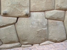 une superbe pierre &agrave; 12 angles dans une rue de Cusco &hellip;