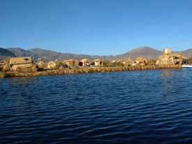 c'est parti pour une promenade en bateau au milieu des &icirc;les flottantes des Uros