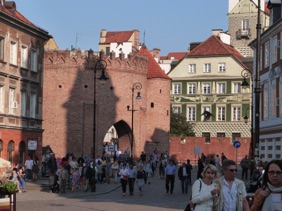 la Vieille Ville est entour&eacute;e de remparts et de nombreuses portes ..
