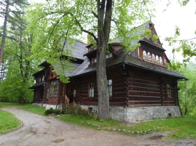 de tr&egrave;s belles maisons en bois rassembl&eacute;es en un mus&eacute;e de plein air