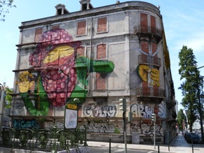 les maisons abandonn&eacute;es sont mur&eacute;es et d&eacute;cor&eacute;es