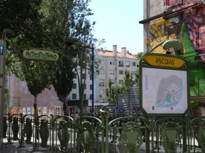 une entr&eacute;e de m&eacute;tro car il y a 3 lignes qui desservent tr&egrave;s bien la ville
