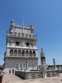 poivri&egrave;res mauresques, fen&ecirc;tres termin&eacute;es, loggias Renaissance italienne