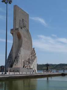 Patrao dos Descobrimentos : caravelle de b&eacute;ton au bord du Tage