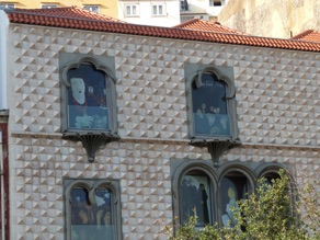 maison dont la fa&ccedil;ade est en pointe de diamant