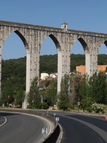 l'aqueduc das Aguas Livres de 60 kms, b&acirc;ti entre 1729 et 1749 sur ordre de Joao V
