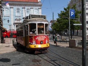 retour &agrave; LISBONNE o&ugrave; le tram 28 serpente entre les rues &eacute;troites et pentes !