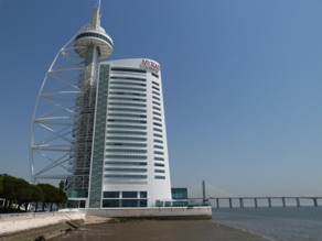 cet h&ocirc;tel ressemble au Burj Al Arab !!!