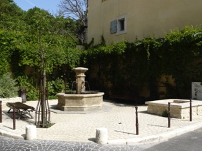 une agr&eacute;able petite place ....