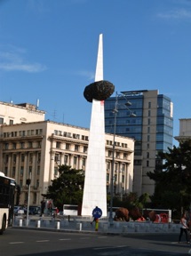 monument d&eacute;di&eacute; &agrave; la gloire des H&eacute;ros de la r&eacute;volution de 1989