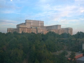 Palais du Parlement
(photographi&eacute; depuis l'ascenseur de notre h&ocirc;tel)