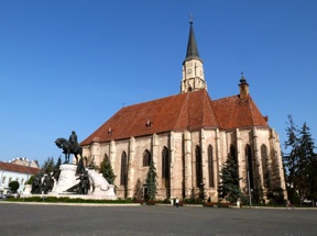avec le groupe statutaire 
du roi Matia Corvin