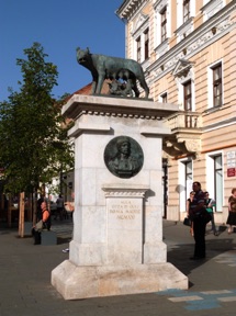 statue de la louve comme dans toutes les villes de Roumanie