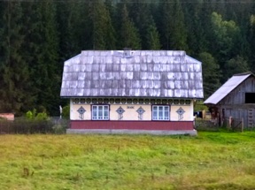 les maisons sont superbement d&eacute;cor&eacute;es
