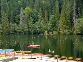 le Lac Rouge situ&eacute; &agrave; 980 m&egrave;tres d'altitude