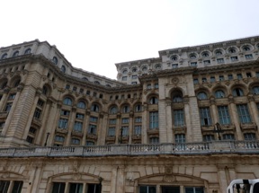 Il a &eacute;t&eacute; &eacute;difi&eacute; entre 1984 et 1989 et mesure 270 m de long 
sur 240 m de large