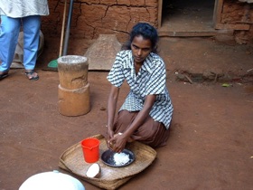 qui nous fait une d&eacute;monstration de r&acirc;page de noix de coco