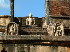 ce Bouddha assis t&eacute;moigne du gigantisme des statues de ce lieu sacr&eacute;
