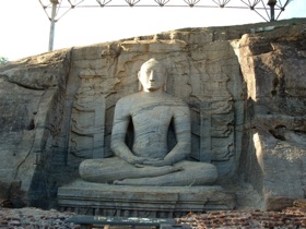 le Bouddha aur&eacute;ol&eacute;, haut de 5 m, est en m&eacute;ditation dans une attitude sereine