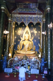 le Bouddha dor&eacute; 
du Wat Si Ratana Mahathat