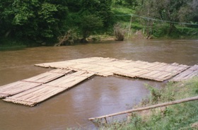 promenade en radeau de bambou sur la rivi&egrave;re