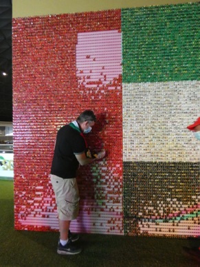Cédric participe à la confection du plus grand drapeau des Emirats avec des Lego