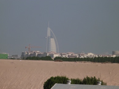 au loin le Burj al Arab