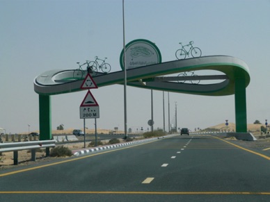 ici débute une piste cyclable sur la route de Bab Al Sham