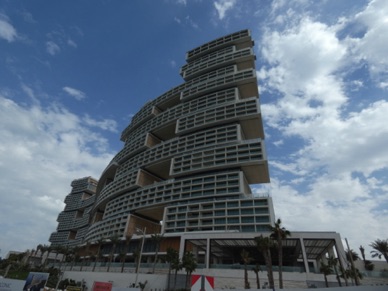 The Royal Atlantis Residences en cours de construction .....