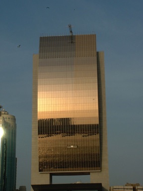 la Banque de Dubaï
sur laquelle notre embarcation 
se reflète !!