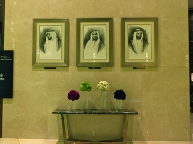 Bouquet de fleurs aux couleurs des Emirats dans le hall d'un hôtel