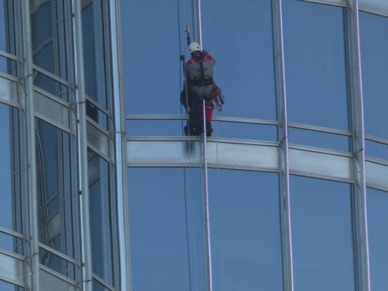 un laveur de vitre sur Burj Khalifa