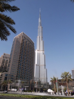 avec en arrière plan Burj Khalifa