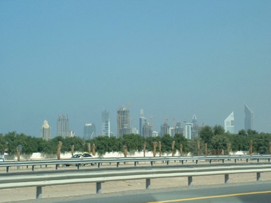 au loin les Emirates Towers