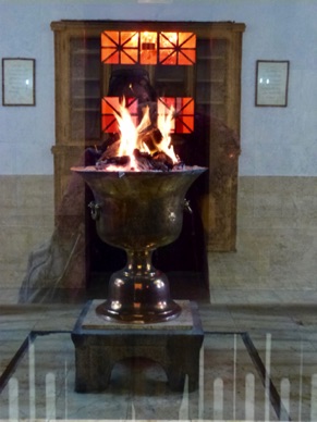 dans lequel une flamme sacrée brûle depuis plus de 1500 ans
