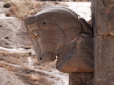 chapiteau de colonne à protomé de taureau