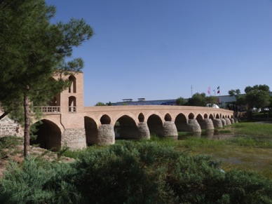 Pont de Sharestan, avec ses 10 arches, est le plus ancien de la ville