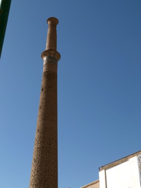 le minaret, haut de 51 m, se trouve au sud de la mosquée