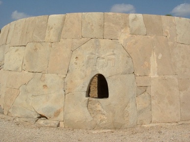 tombeau circulaire d'un diamètre de 12 m et d'une hauteur de 4 m, datant d'environ 2000 avant JC